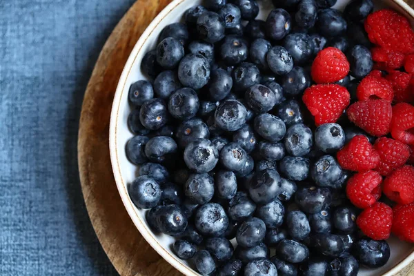 新鲜精选的覆盆子和蓝莓在一个碗里 健康的小吃吃甜点的伯里斯四 后续行动 — 图库照片