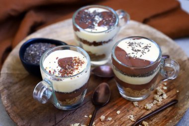 Bardaktaki sağlıklı tatlılar. Vanilyalı ve çikolatalı pudingli chia tohumu ve keten tohumu.