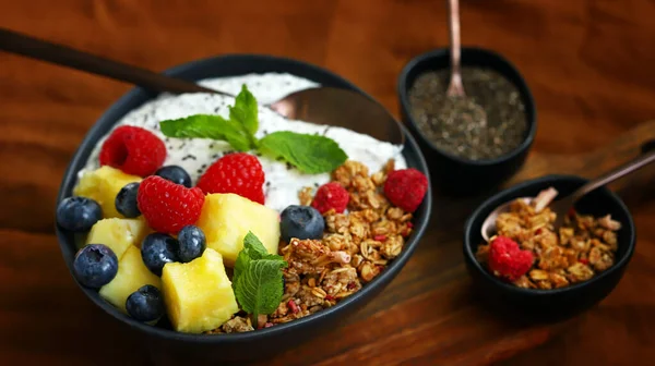 Tazón Desayuno Con Yogur Chía Bayas Frutas Snack Postre Saludable —  Fotos de Stock