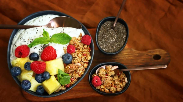 Frukostskål Med Chiayogurt Bär Och Frukt Friska Mellanmål Eller Dessert Stockbild