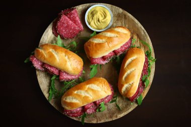 Tahtada roka ve hardallı salamlı sandviç..