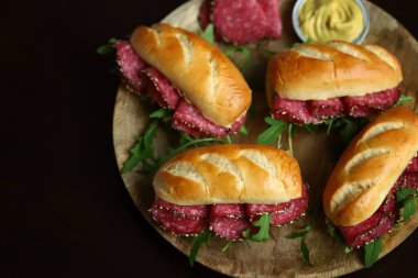 Tahtada roka ve hardallı salamlı sandviç..