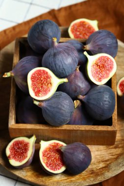 Tahta bir kutuda taze incir.