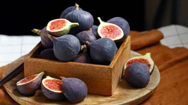 Tahta bir kutuda taze incir.