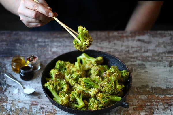 Brokoli Dipanggang Dengan Saus Manis Dan Asam Makanan Sehat — Stok Foto