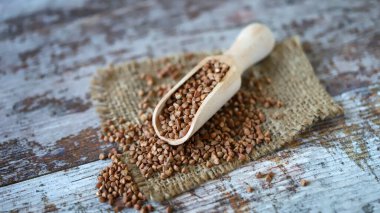 Tahta bir spatulada karabuğday. Çiğ karabuğday.