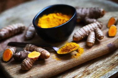 Zerdeçal. Zerdeçal kökü. Toz zerdeçal baharatı.