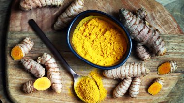 Zerdeçal. Zerdeçal kökü. Toz zerdeçal baharatı.