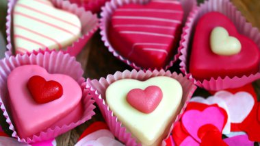 Sevgililer Günü için şekerler. Badem ezmesi kalpleri..
