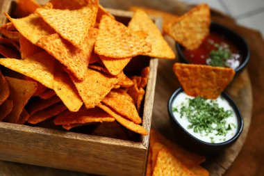 Soslu cips ve cips. Meksika atıştırmaları.