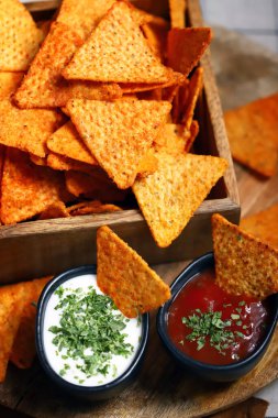 Soslu cips ve cips. Meksika atıştırmaları.