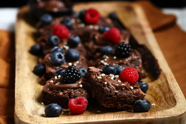 Cokelat Brownies Dengan Krim Hazelnut Dan Berry Stok Foto Bebas Royalti