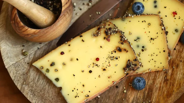 Sýr Černým Pepřem Dřevěné Desce — Stock fotografie