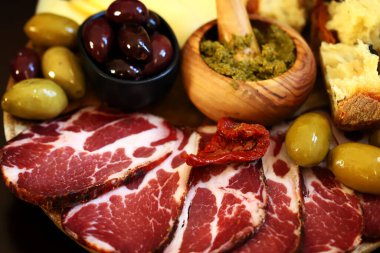 İtalyan tahtası. Peynir, jambon, zeytin, İtalyan ekmeği.