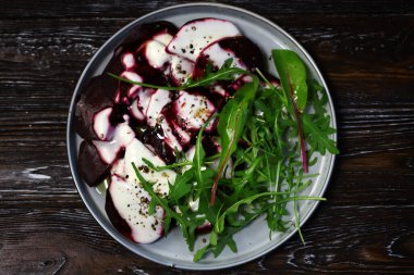 Sağlıklı salata, pancar ve yoğurt soslu roka. Vejetaryen yemeği..