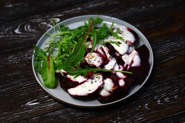 Sağlıklı Salata Pancar Yoğurt Soslu Roka Vejetaryen Yemeği — Stok fotoğraf