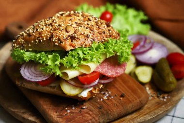 Salamlı, peynirli ve sebzeli iştah açıcı sandviç..