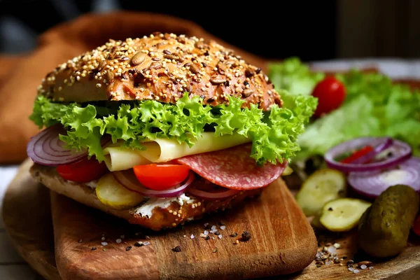 Аппетитный Сэндвич Салями Сыром Овощами — стоковое фото