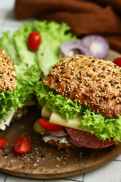 Sandwich Apetitoso Con Salami Queso Verduras — Foto de Stock