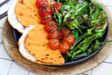 Izgara jalapeno biberi, vişneli domates ve krem peynirli pide. Sağlıklı yiyecekler. Arapça stil.