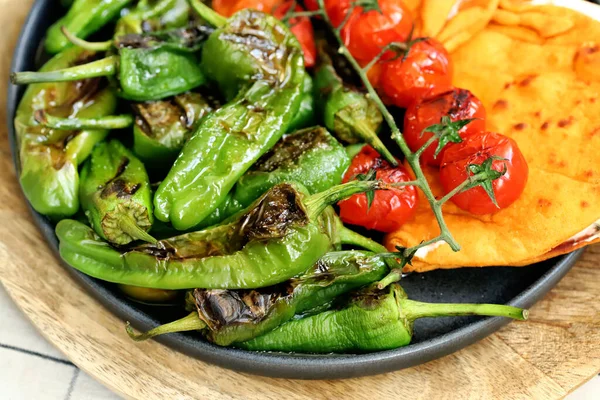Paprika Jalapeno Panggang Tomat Ceri Dan Pita Dengan Krim Keju Stok Gambar Bebas Royalti