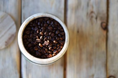 Kavrulmuş kahve çekirdeği. Ahşap arkaplan.