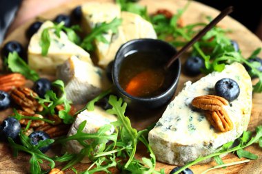 Bal, roka ve yabanmersinli mavi peynir. Arugula ve dorblu sağlıklı salata..