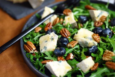 Bal, roka ve yabanmersinli mavi peynir. Arugula ve dorblu sağlıklı salata..