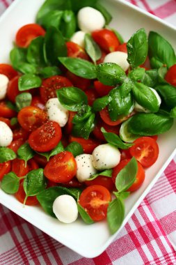 Mozzarella topları ve fesleğenli Caprese salatası