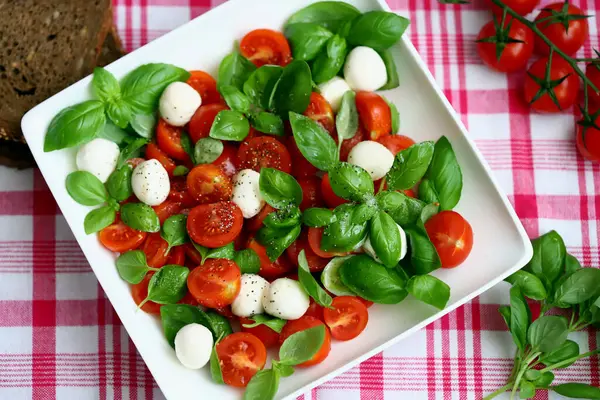 Mozzarella topları ve fesleğenli Caprese salatası