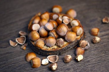 Yakın plan. Kabuklu fındıklar ve ahşap bir standın üzerinde.