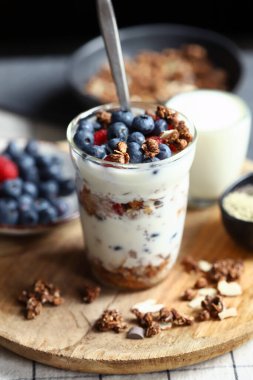 Gece boyu yulaf ezmesi, böğürtlen ve beyaz yoğurt.