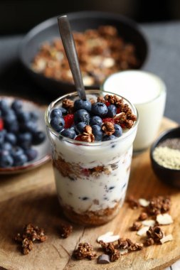 Gece boyu yulaf ezmesi, böğürtlen ve beyaz yoğurt.
