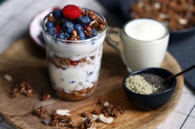 Gece boyu yulaf ezmesi, böğürtlen ve beyaz yoğurt.