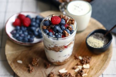 Gece boyu yulaf ezmesi, böğürtlen ve beyaz yoğurt.