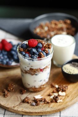 Gece boyu yulaf ezmesi, böğürtlen ve beyaz yoğurt.