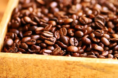 Tahta bir kutuda kahve çekirdekleri.