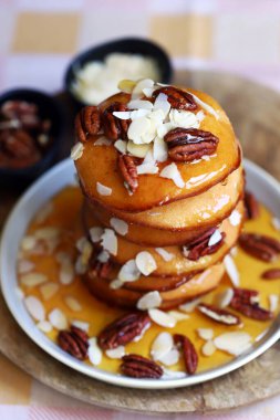 Bal ve fındık ile Pancakes