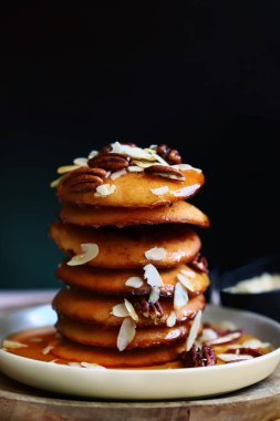 Bal ve fındık ile Pancakes