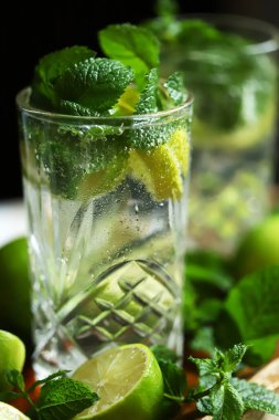 Naneli limon ve cam kavanozda maden suyu ile detoks içeceği.