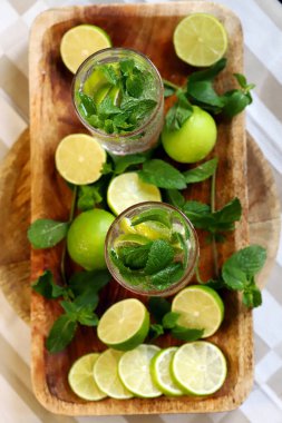 Naneli limon ve cam kavanozda maden suyu ile detoks içeceği.