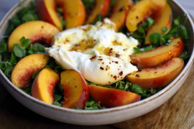 Sağlıklı Şeftali ve Burrata Salatası