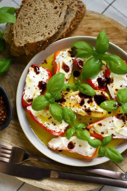 Krem peynirle doldurulmuş mini biberler, fesleğenli zeytin yağı.
