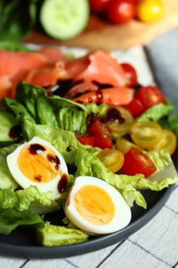 Salatalıklı taze salata, vişneli domates ve tuzlu somon.