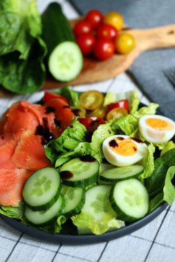 Salatalıklı taze salata, vişneli domates ve tuzlu somon.