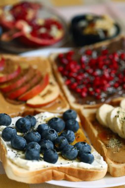 Çikolatalı fıstık ezmeli, muzlu, tarçınlı, yabanmersinli ve krem peynirli tost.