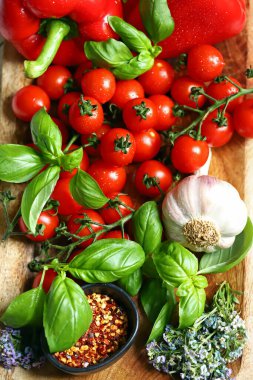 Taze sebze, kırmızı biber fesleğen, kiraz domatesleri ahşap tahtada.