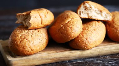 Tahtada taze kepekli çörekler