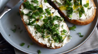 Krem peynirli ve otlu sağlıklı çörekler.