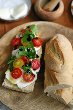 İtalyan ekmeğine mozzarella soslu sandviç.